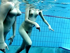 Strand, Grosser arsch, Bikini, Braunhaarige, Lesbisch, Pool, Russisch, Unter wasser