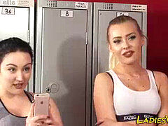 Одетые девушки голые парни, Женское доминирование, Унижение, На публике