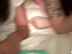 Gros cul, Sucer une bite, Brunette brune, Queue, En levrette, Hard, Seins naturels, Fête