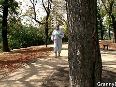 デカパイ, お婆さん, 手コキする, なめる, 熟年, 母, オマンコ, 叫ぶ