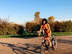 Arsch, Grosser arsch, Grosse titten, Braunhaarige, Nackt, Im freien, Öffentlich, Solo