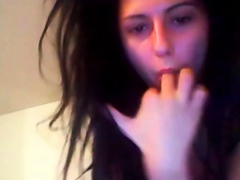 Brunette teen jills off in dorm room