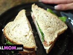 Anaal, Grote kont, Grote mammen, Sperma shot, Reusachtig, Schreeuwen, Stiefmoeder, Tieten likken