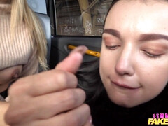 Leie, Blondine, Vollbusig, Auto, Hundestellung, Hardcore, Küssen, Flotter dreier