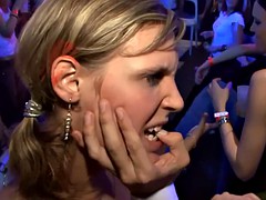 Одетые девушки голые парни, Группа