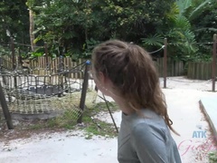 Amateur, Salle de bains, Brunette brune, Doigter, Petite amie, Pov, Public, Nénés