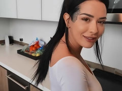 Grosse titten, Blasen, Braunhaarige, Handjob, Küche, Milf, Entkleiden, Tätowierung