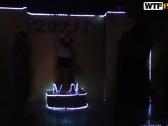 Brunette brune, Public, Se déshabiller