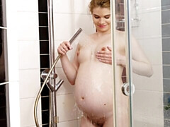 Grosser arsch, Fingern, Masturbation, Pool, Schwanger, Solo, Entkleiden, Titten