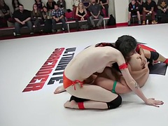 デカパイ, 黒人, レズビアン, 淫乱熟女, 乳首, ピアス, 公共, タトゥー