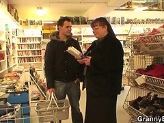 Arsch, Braunhaarige, Geile alte tussi, Kehlenfick, Oma, Reif, Milf, Stiefmutter