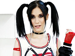 18 jaar, Grote kont, Grote lul, Pijpbeurt, Bruinharig, Natuurlijke tieten, Twee staartjes, Tieten likken