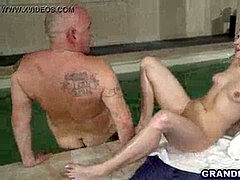 18 ans, Sucer une bite, Brunette brune, Grandpère, Mature, Petite femme, Adolescente