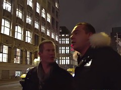 美女, 指いじり