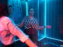 Блондинки, Брюнетки, В одежде, Танцы, Куколка, Оргии, Свингеры, Влажная