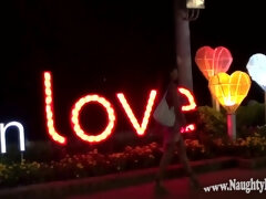 Lieveling, Grote mammen, Gek, Erotisch, Naakt, Openbaar, Alleen, Tieten likken