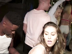 Grosse titten, Hochschule, Gehörnter ehemann, Gruppensex, Deutsch, Krankenschwester, Student, Flotter dreier