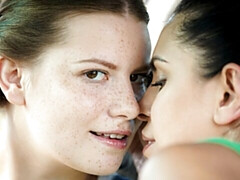 Grote kont, Grote mammen, Zoenen, Likken, Ondergoed, Masturbatie, Geschoren, Strippen