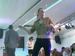 Noire, Brunette brune, Habillées, Lesbienne, Fête, Satin, Echangistes, Mouillée