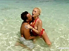 Plage, Gros cul, Grosse bite, Gros seins, Blonde, Sucer une bite, En levrette, Mère que j'aimerais baiser