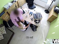 Vip4k. l'agent frappe la chatte serrée de l'adolescence puis il approuve le prêt des filles