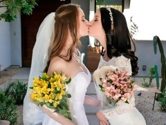 Blondine, Blasen, Hundestellung, Gruppe, Handjob, Milf, Orgie, Tätowierung