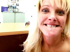 Leie, Hinterzimmer, Grosser arsch, Blondine, Blasen, Aufs gesicht abspritzen, Hardcore, Titten