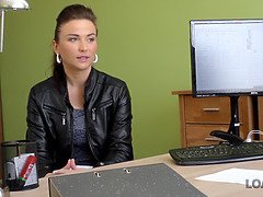 Loan4k. una bella ragazza ha deciso di comprare una bici ma non ha soldi