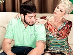 Grosser arsch, Grosser schwanz, Blondine, Blasen, Handjob, Masturbation, Reif, Kurzes haar