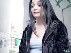 Arsch, Blasen, Braunhaarige, Handjob, Öffentlich, Rock, Tätowierung, Jungendliche (18+)