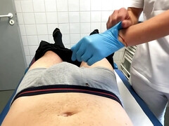 Naakte man aangeklede vrouw, Exam, Dominante vrouw, Fetisj, Handbeurt, Latex, Verpleegster, Penis