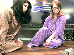 キス, レズビアン, パーティ, ペニスバンド, タトゥー, ティーン, 三人, おもちゃ