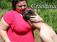 Grote mammen, Oudere vrouw, Dik, Vingeren, Reusachtig, Rijpe lesbienne, Buiten, Tieten likken