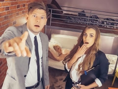 Blonde, Sucer une bite, Éjaculer dans la bouche, Tir de sperme, En levrette, Léchez, Plan cul à trois, Nénés