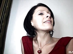 Grosse bite, Gros seins, Sucer une bite, Brunette brune, En levrette, Talons, Cheveux courts, Jarretelles