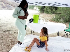 Aziatisch, Grote mammen, Zwart, Rondborstig, Buiten, Kut duiken, Geschoren, Tieten likken