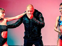 Schwarz, Blondine, Blasen, Frau frau mann, Handjob, Latina, Tätowierung, Flotter dreier