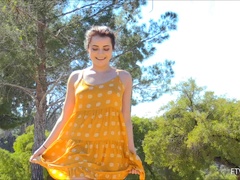 Acercamiento, Bailar, Doble penetracion, Extremo, Masturbación, Orgasmo, Público, Bajo la falda