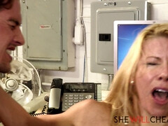 18 jahre, Grosse titten, Braunhaarige, Betrug, Gehörnter ehemann, Büro, Piercing, Muschi