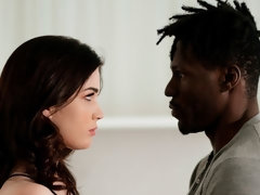 Cul, Sucer une bite, Brunette brune, En levrette, Interracial, Embrassement, Tatouage, Nénés