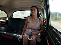 Amateur, Sucer une bite, Brunette brune, Voiture, Robe, Piercing, Chatte, String