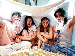 Gros cul, Grosse bite, Gros seins, Sucer une bite, Brunette brune, Le plan cul à quatre, Maigrichonne, Adolescente