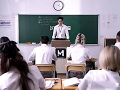 18 ans, Gros cul, Grosse bite, Sucer une bite, En levrette, 2 femmes 1 homme, Japonaise, Maigrichonne