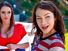 Amerikanisch, Grosser arsch, Grosse titten, Braunhaarige, Hundestellung, Frau frau mann, Milf, Flotter dreier