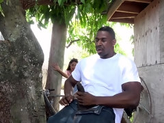 Zwart, Pijpbeurt, Bruinharig, Hondjeshouding, Sperma in gezicht, Natuurlijke tieten, Buiten, Rijden