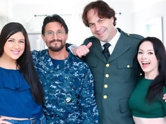 Blasen, Braunhaarige, Geschnappt, Hundestellung, Handjob, Rasiert, Entkleiden, Jungendliche (18+)