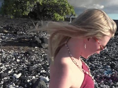 Playa, Penetracion con dedos, Despelote, Masturbacion con pies, Besar, Orgasmo, Público, Mojado