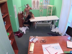 En levrette, 2 femmes 1 homme, Doigter, Léchez, Infirmière, Chatte, Plan cul à trois, Voyeur