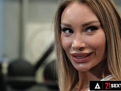 Nana, Gros seins, Blonde, Sucer une bite, Tir de sperme, Double pénétration, Gym, Plan cul à trois
