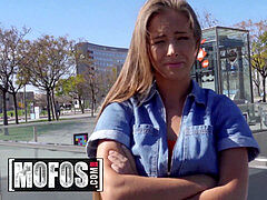 Grosser arsch, Grosser schwanz, Blasen, Braunhaarige, Im freien, Zierlich, Öffentlich